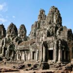 Antiker Tempel von Angkor Wat in Kambodscha mit beeindruckender Architektur und detailreichen Steinmetzarbeiten, bekannt als UNESCO-Weltkulturerbe.